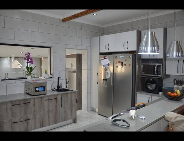 6 BEDROOM HOUSE FOR SALE IN DISCOVERY